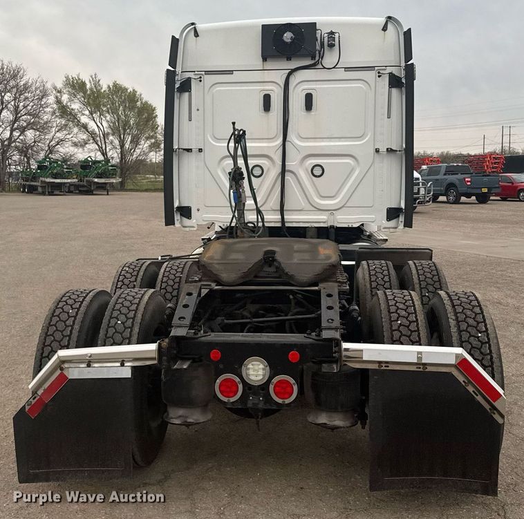 image for item EG6281 2020 Freightliner Cascadia 126 semi truck