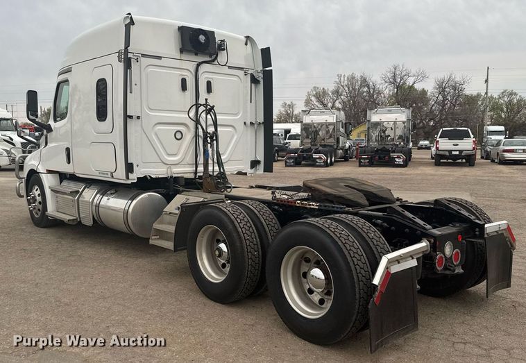 image for item EG6281 2020 Freightliner Cascadia 126 semi truck