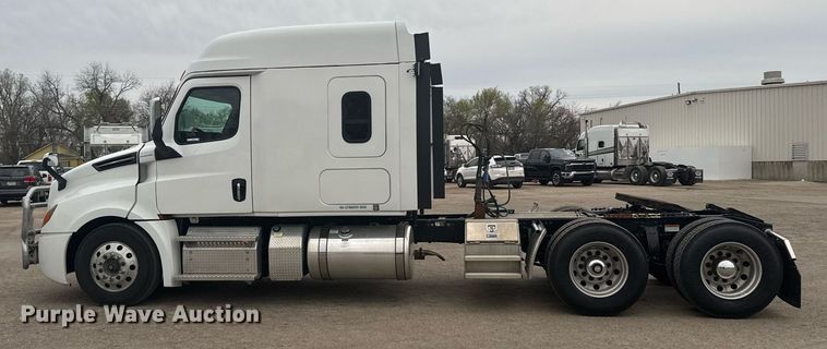 image for item EG6281 2020 Freightliner Cascadia 126 semi truck