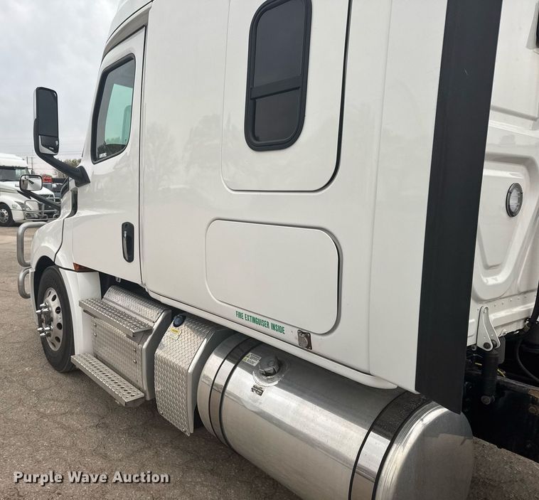 image for item EG6281 2020 Freightliner Cascadia 126 semi truck
