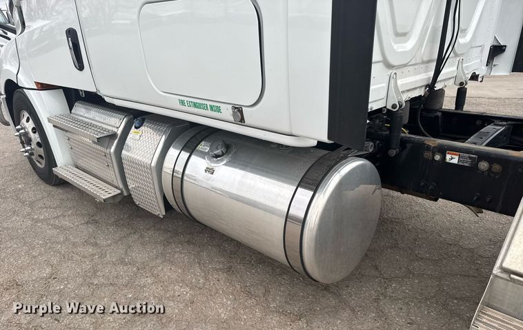 image for item EG6281 2020 Freightliner Cascadia 126 semi truck