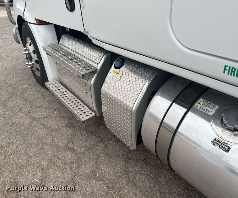 image for item EG6281 2020 Freightliner Cascadia 126 semi truck