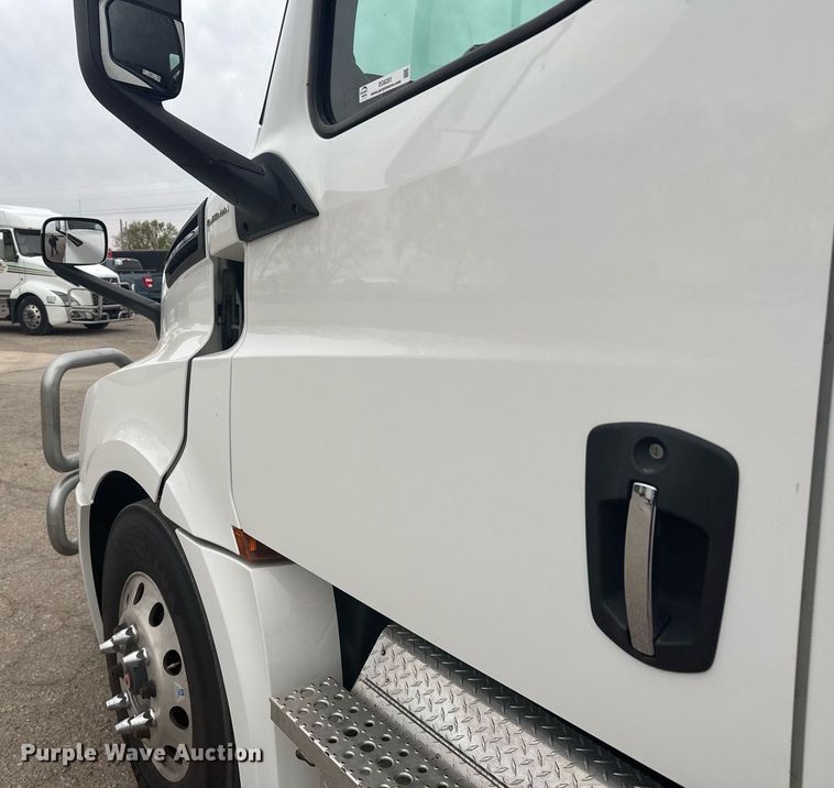 image for item EG6281 2020 Freightliner Cascadia 126 semi truck