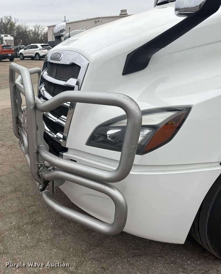 image for item EG6281 2020 Freightliner Cascadia 126 semi truck