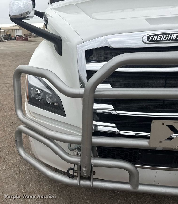 image for item EG6281 2020 Freightliner Cascadia 126 semi truck