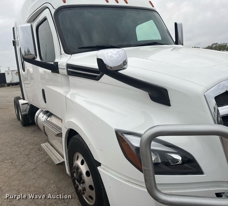 image for item EG6281 2020 Freightliner Cascadia 126 semi truck