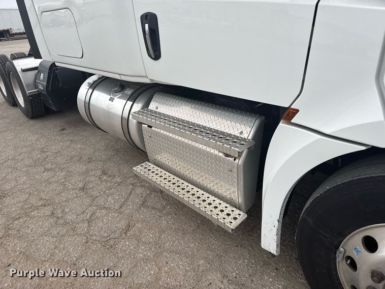 image for item EG6281 2020 Freightliner Cascadia 126 semi truck