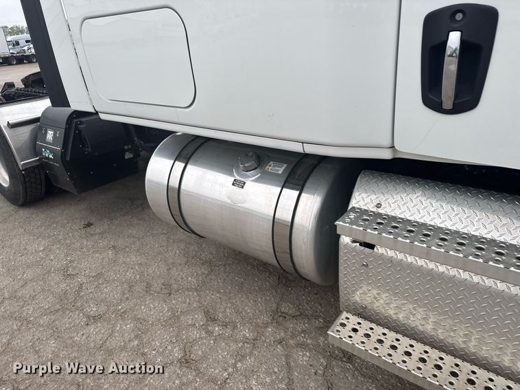 image for item EG6281 2020 Freightliner Cascadia 126 semi truck