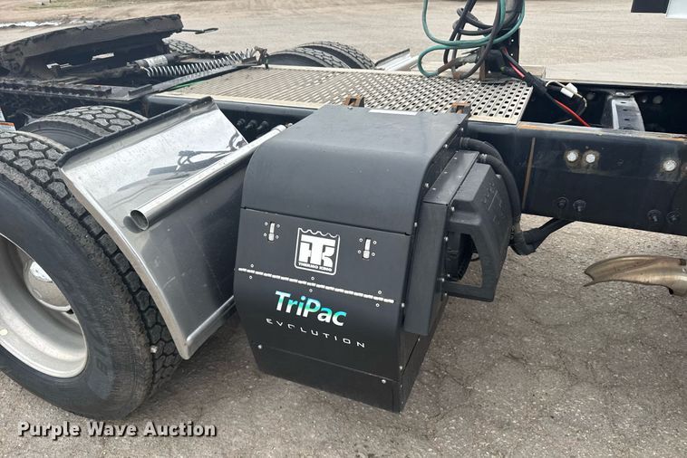 image for item EG6281 2020 Freightliner Cascadia 126 semi truck