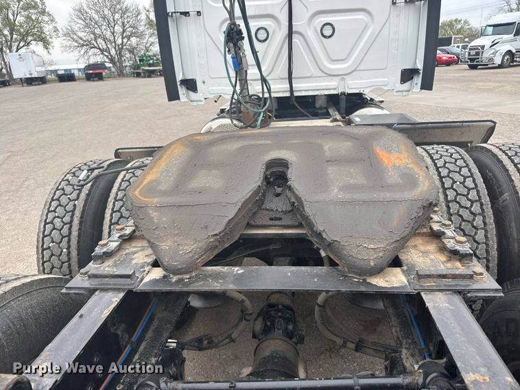 image for item EG6281 2020 Freightliner Cascadia 126 semi truck