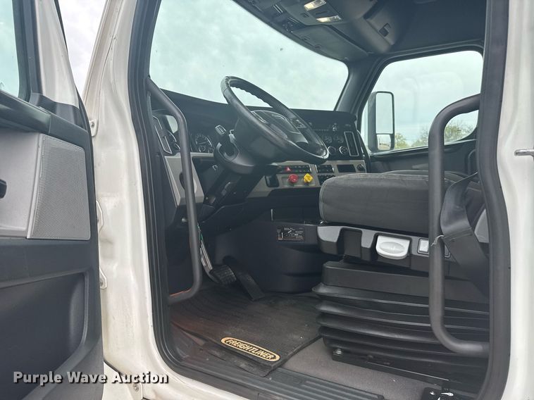 image for item EG6281 2020 Freightliner Cascadia 126 semi truck