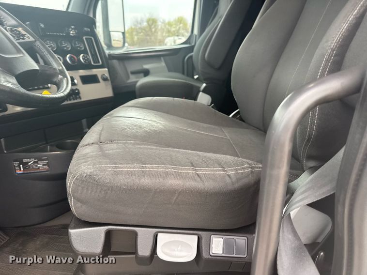 image for item EG6281 2020 Freightliner Cascadia 126 semi truck