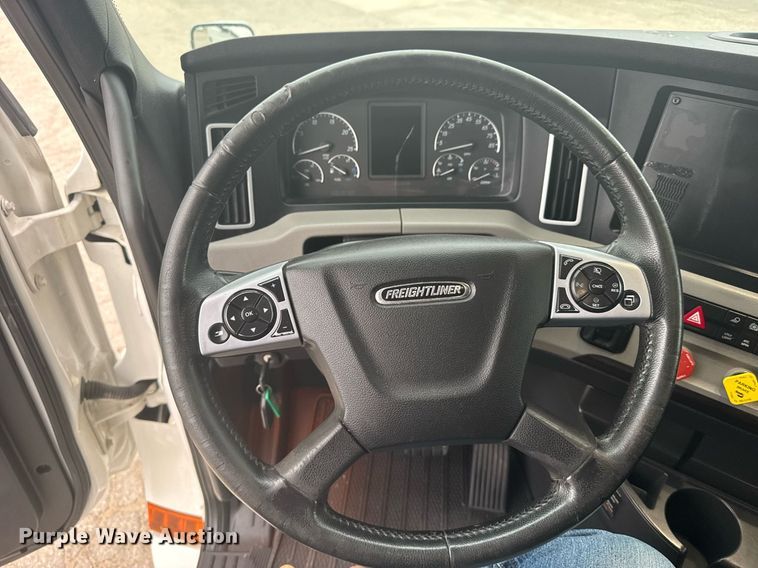 image for item EG6281 2020 Freightliner Cascadia 126 semi truck