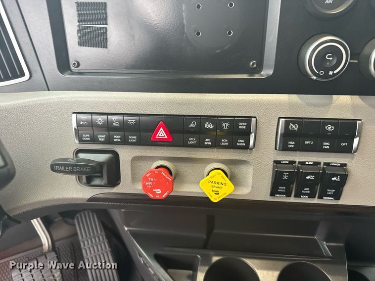 image for item EG6281 2020 Freightliner Cascadia 126 semi truck