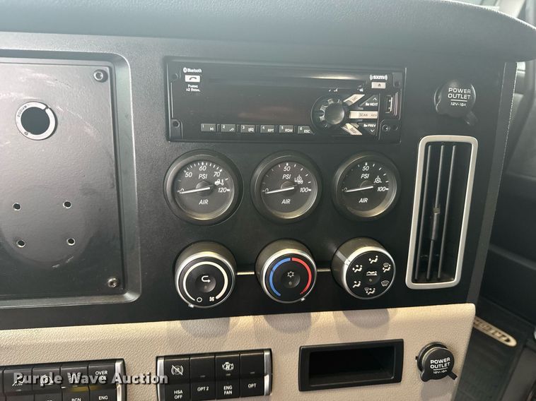 image for item EG6281 2020 Freightliner Cascadia 126 semi truck