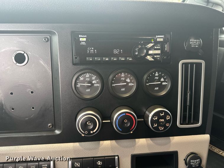 image for item EG6281 2020 Freightliner Cascadia 126 semi truck