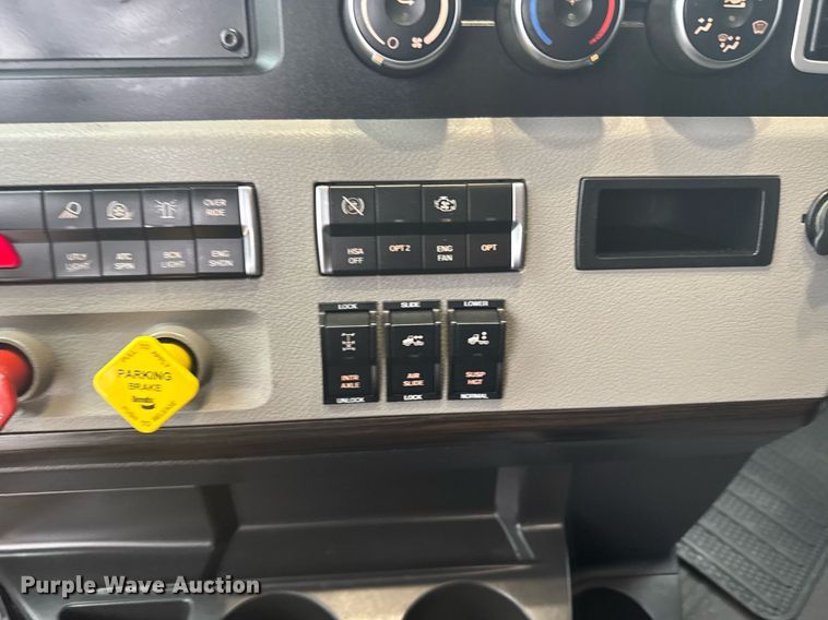 image for item EG6281 2020 Freightliner Cascadia 126 semi truck