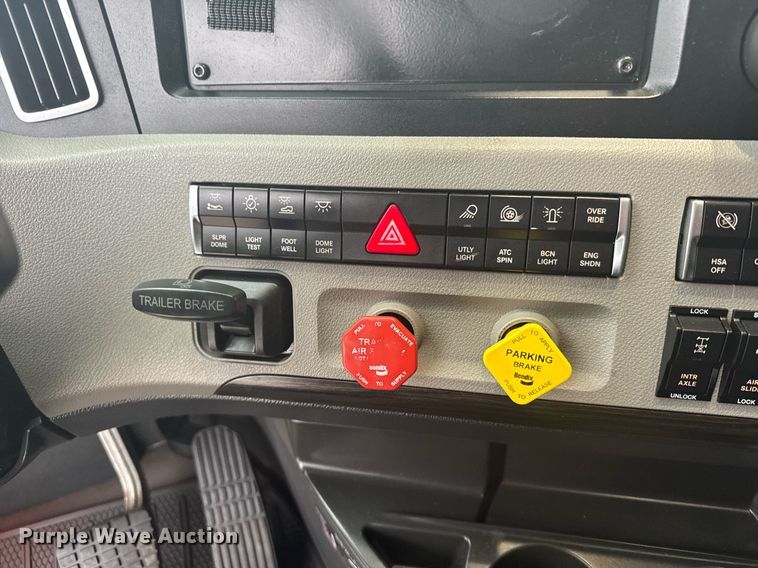 image for item EG6281 2020 Freightliner Cascadia 126 semi truck