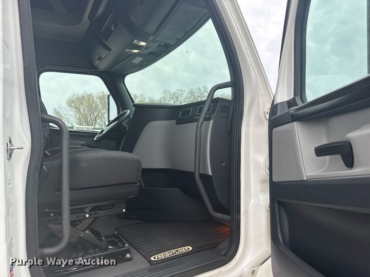 image for item EG6281 2020 Freightliner Cascadia 126 semi truck