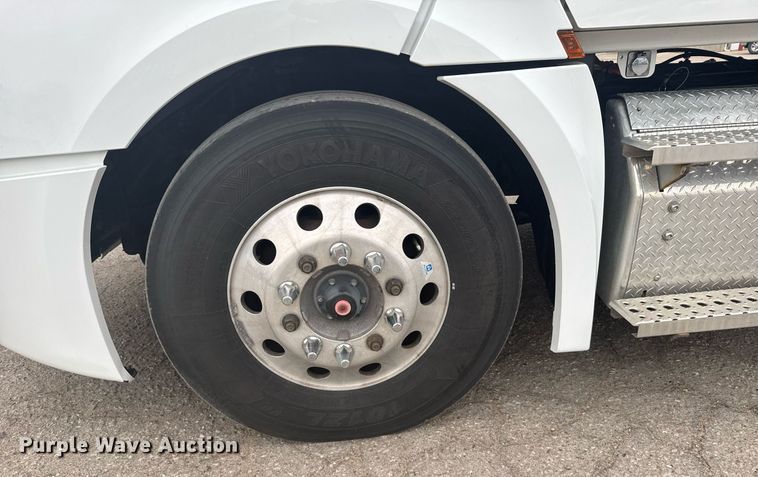 image for item EG6281 2020 Freightliner Cascadia 126 semi truck