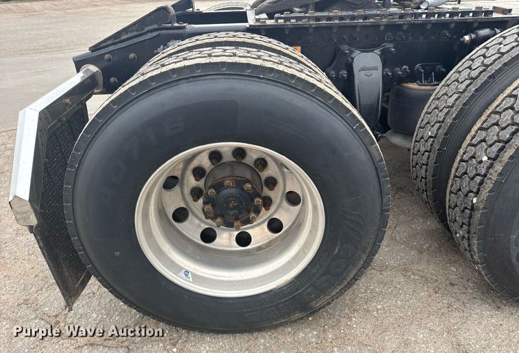 image for item EG6281 2020 Freightliner Cascadia 126 semi truck