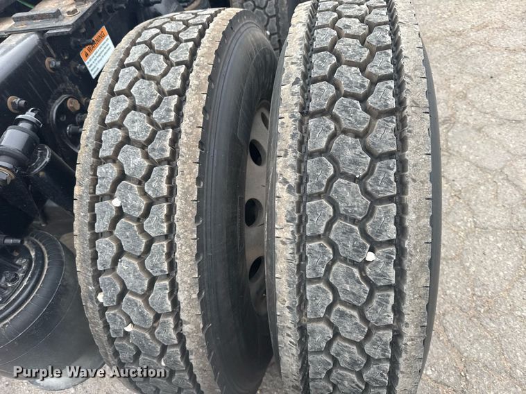 image for item EG6281 2020 Freightliner Cascadia 126 semi truck