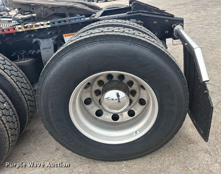 image for item EG6281 2020 Freightliner Cascadia 126 semi truck