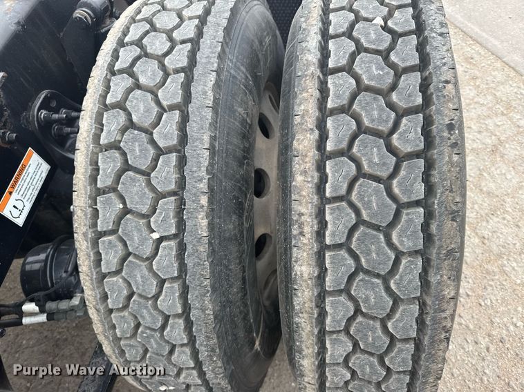 image for item EG6281 2020 Freightliner Cascadia 126 semi truck