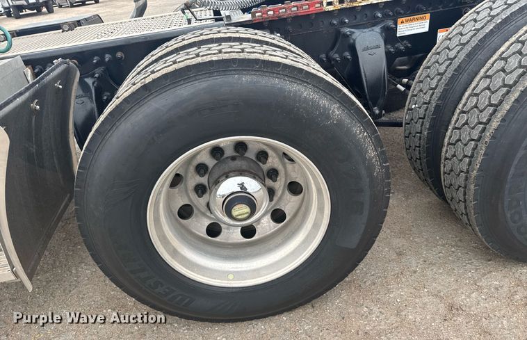 image for item EG6281 2020 Freightliner Cascadia 126 semi truck