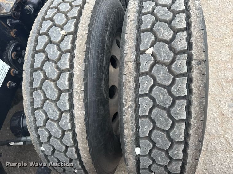 image for item EG6281 2020 Freightliner Cascadia 126 semi truck