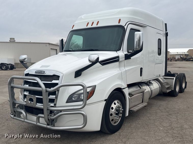 image for item EG6282 2020 Freightliner Cascadia 126 semi truck