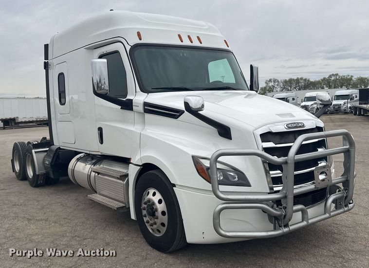 image for item EG6282 2020 Freightliner Cascadia 126 semi truck