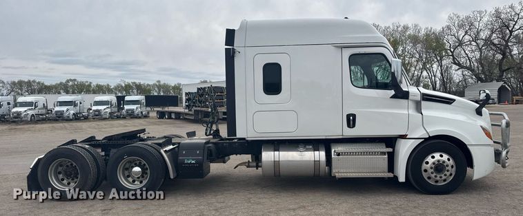 image for item EG6282 2020 Freightliner Cascadia 126 semi truck
