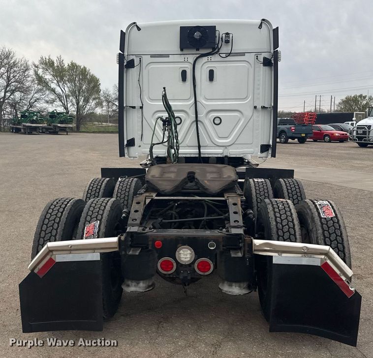 image for item EG6282 2020 Freightliner Cascadia 126 semi truck