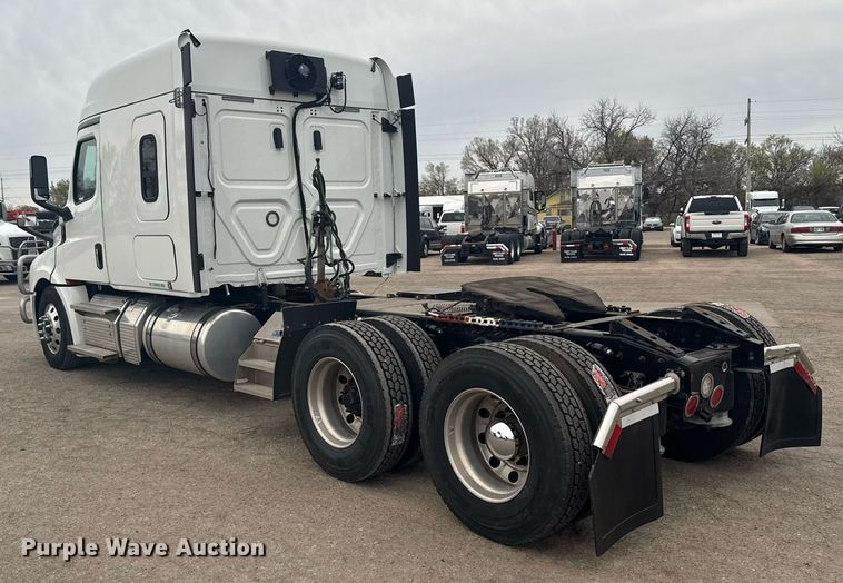 image for item EG6282 2020 Freightliner Cascadia 126 semi truck