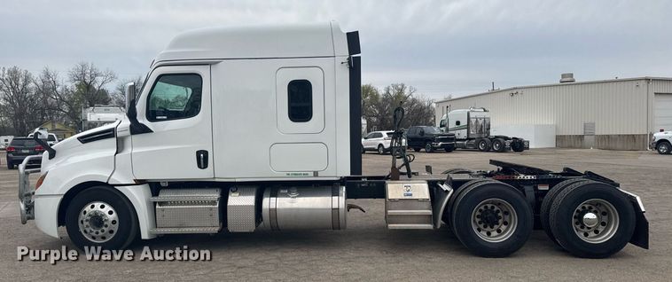 image for item EG6282 2020 Freightliner Cascadia 126 semi truck