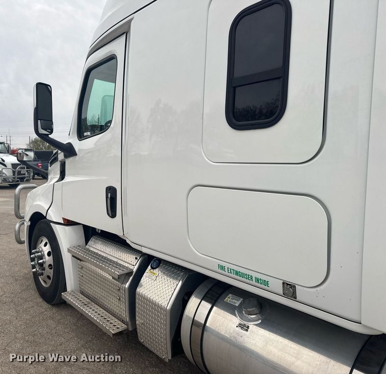 image for item EG6282 2020 Freightliner Cascadia 126 semi truck