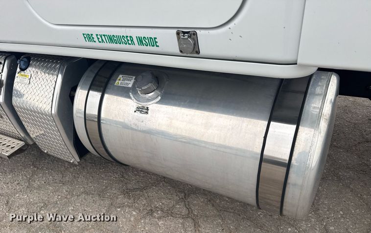 image for item EG6282 2020 Freightliner Cascadia 126 semi truck