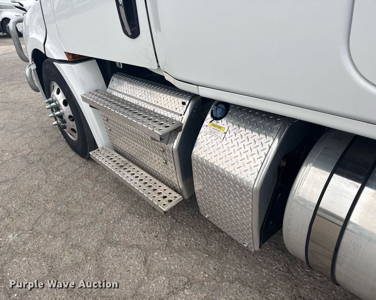 image for item EG6282 2020 Freightliner Cascadia 126 semi truck