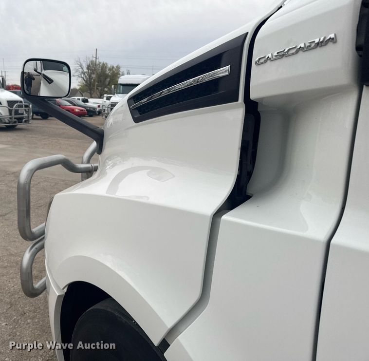 image for item EG6282 2020 Freightliner Cascadia 126 semi truck