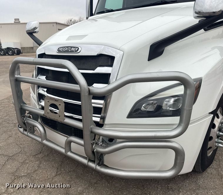 image for item EG6282 2020 Freightliner Cascadia 126 semi truck