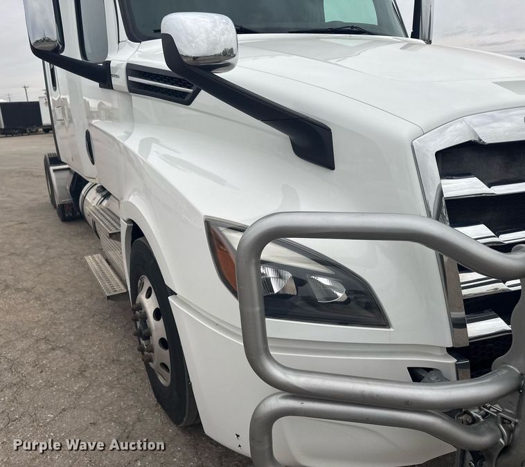 image for item EG6282 2020 Freightliner Cascadia 126 semi truck