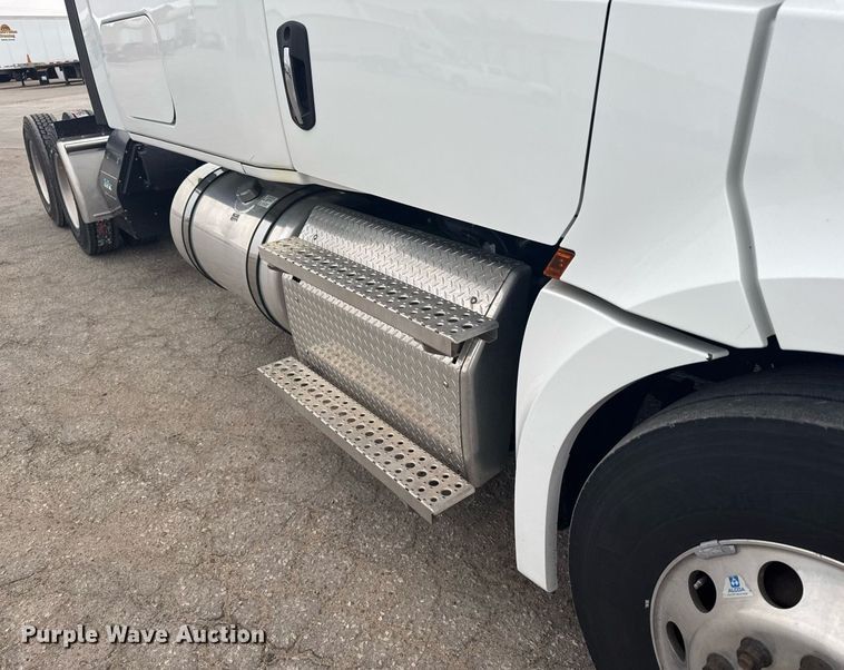 image for item EG6282 2020 Freightliner Cascadia 126 semi truck