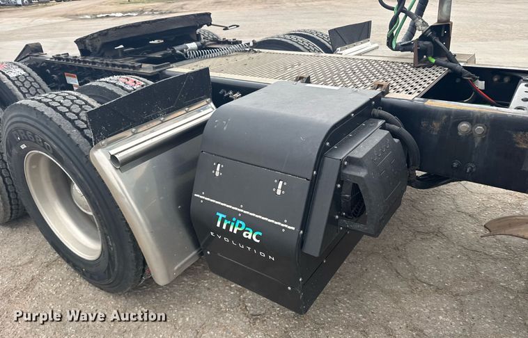 image for item EG6282 2020 Freightliner Cascadia 126 semi truck