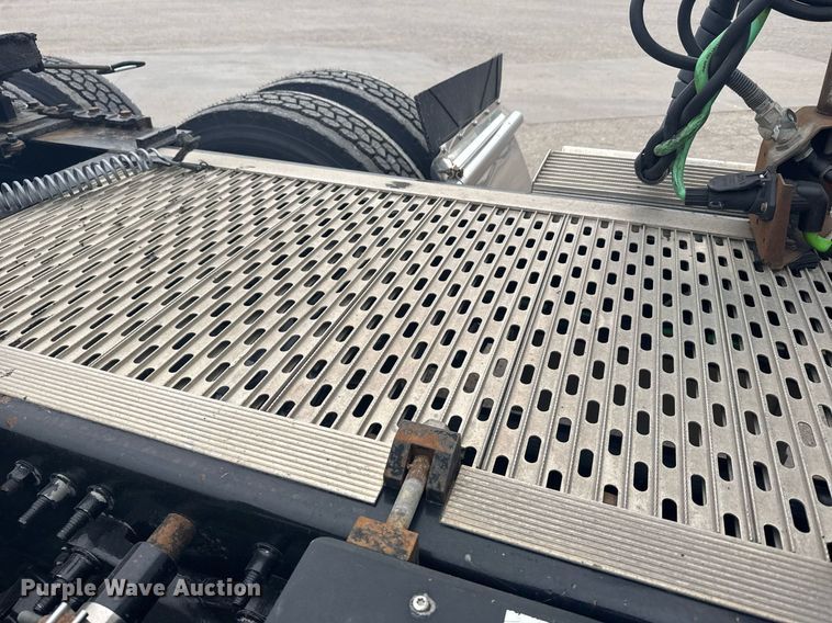 image for item EG6282 2020 Freightliner Cascadia 126 semi truck