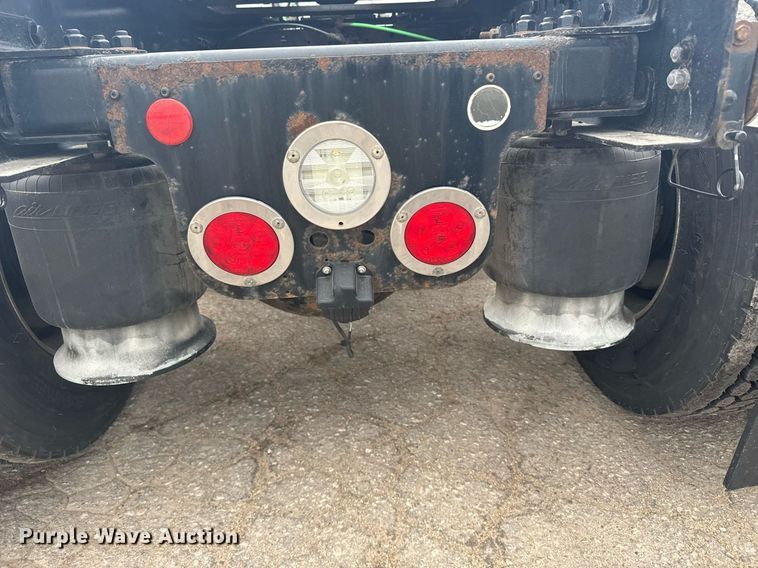 image for item EG6282 2020 Freightliner Cascadia 126 semi truck