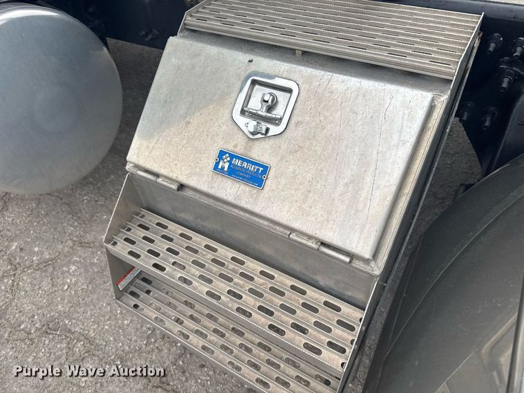 image for item EG6282 2020 Freightliner Cascadia 126 semi truck