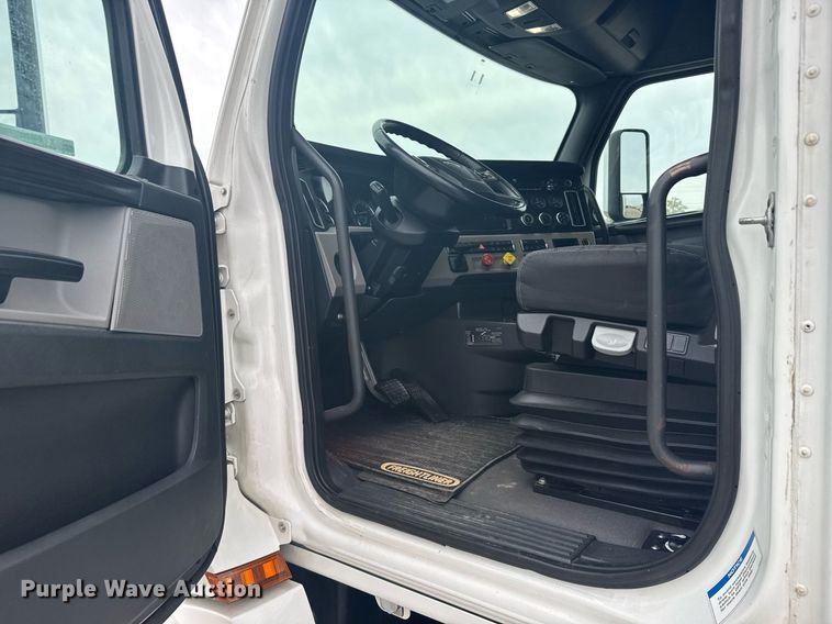 image for item EG6282 2020 Freightliner Cascadia 126 semi truck