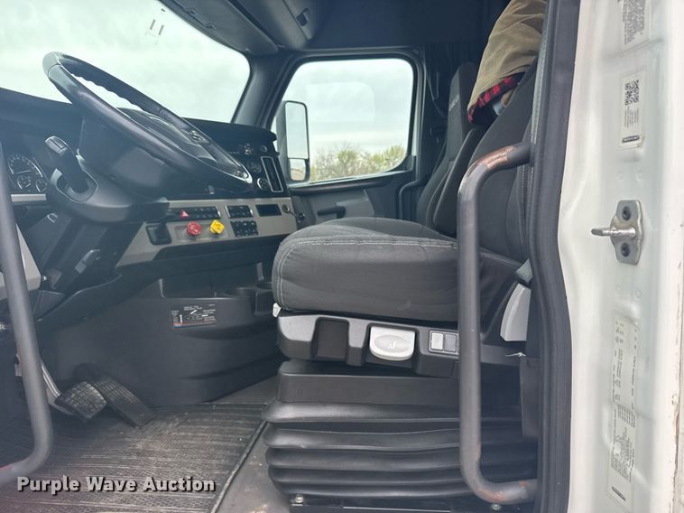 image for item EG6282 2020 Freightliner Cascadia 126 semi truck