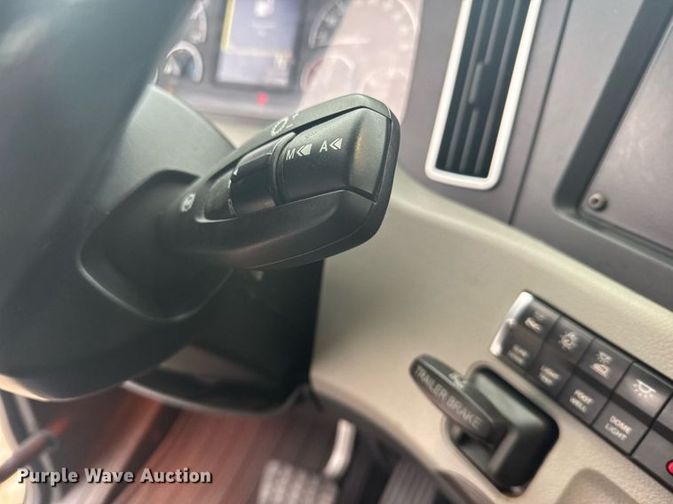 image for item EG6282 2020 Freightliner Cascadia 126 semi truck